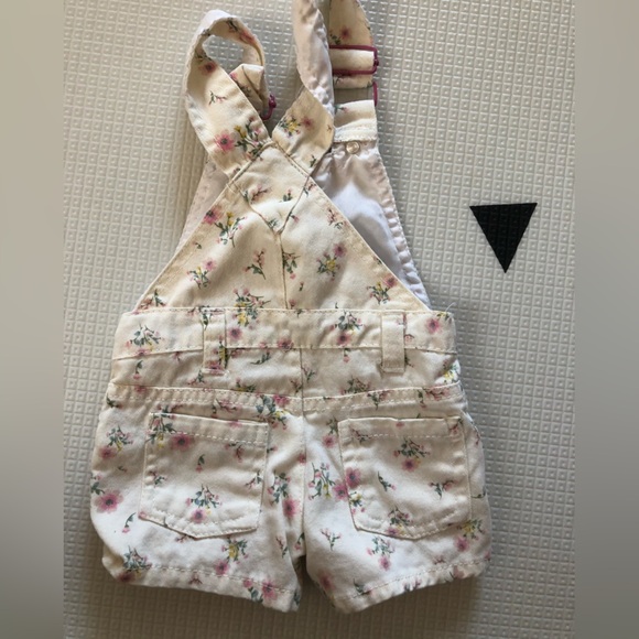Baby girl|Ivory neutral ditsy floral denim overalls with cute pink buttons••CUTE - Picture 2 of 5